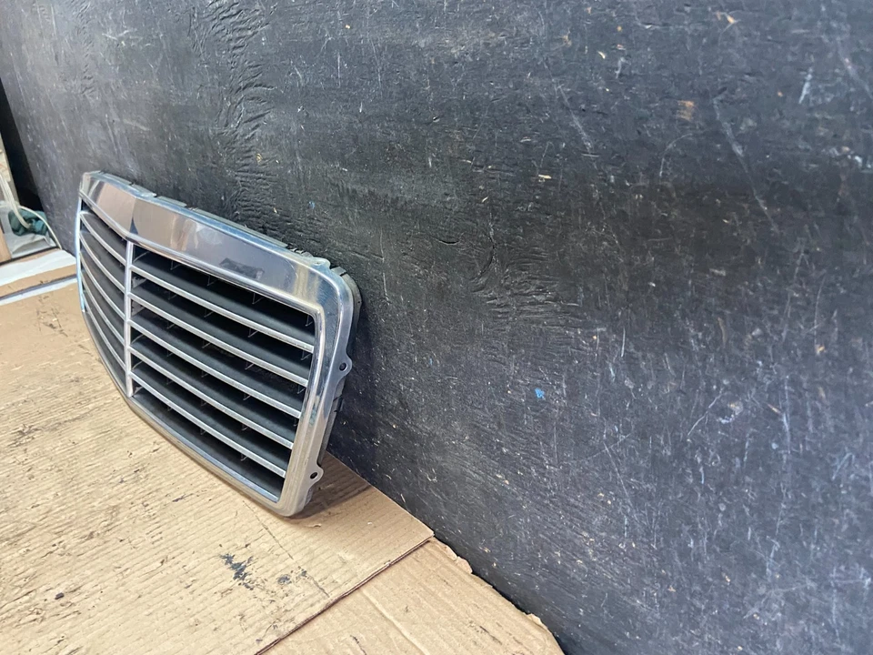 1996 a 1999 Mercedes Benz Classe E E320 grade dianteira superior V6745 DG - Imagem 2 de 4