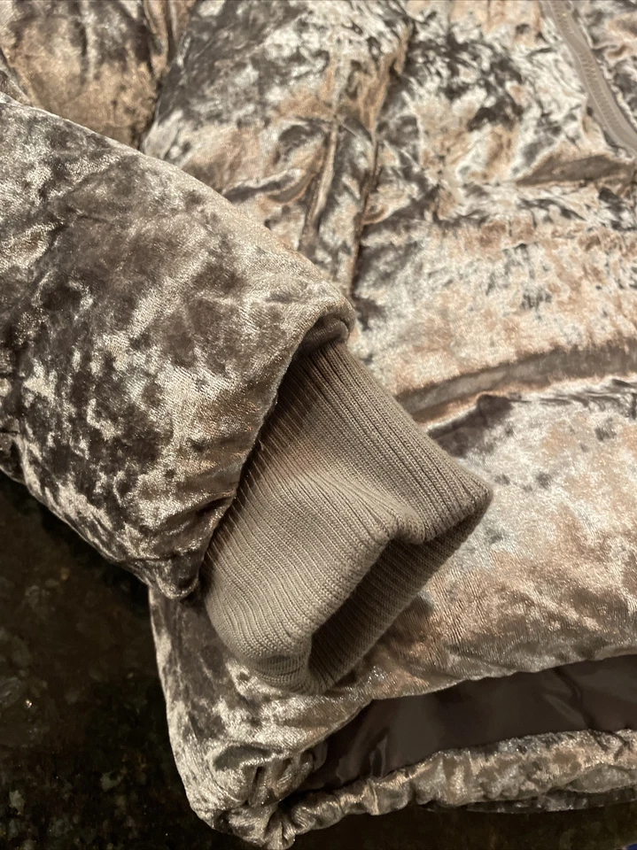 Chaqueta UO Silence Noise Velvet Puffer Cremallera Gris Plateado Talla Mediana, ¡Nueva! Foto 4 de 4