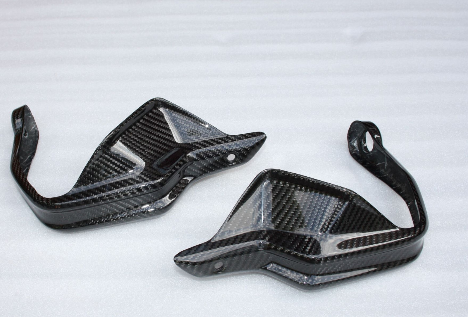 Protège-mains moto BMW R1250GS en carbone idéal pour le voyage tout-terrain