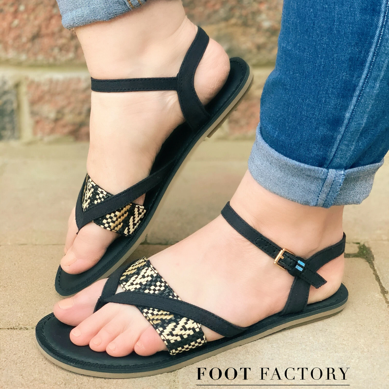 Toms - Womens- Lexie - Black Canvas - Geometric Print - Comfy Toe Post Sandals