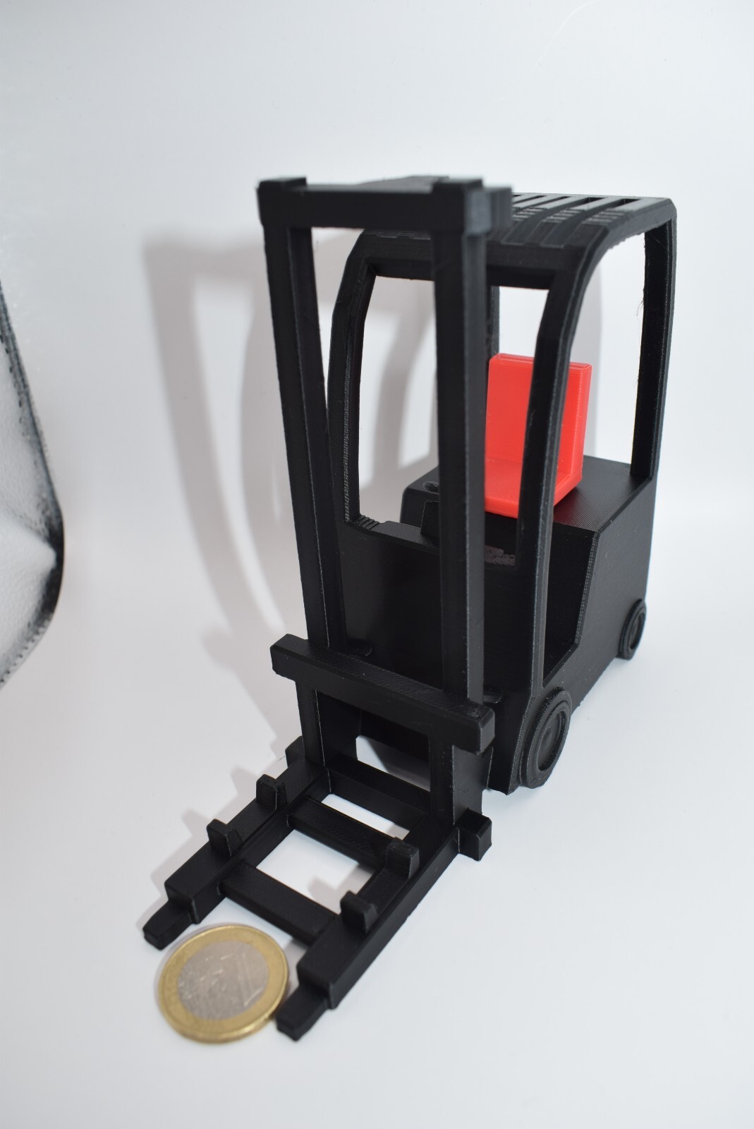 Porte-téléphone rigolo en forme de mini transpalette noir et rouge