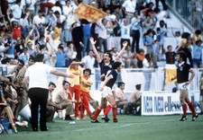1982 World Cup USSR 2 v Scotland 2 Scotland s Joe Jordan celebrate- Old Photo
