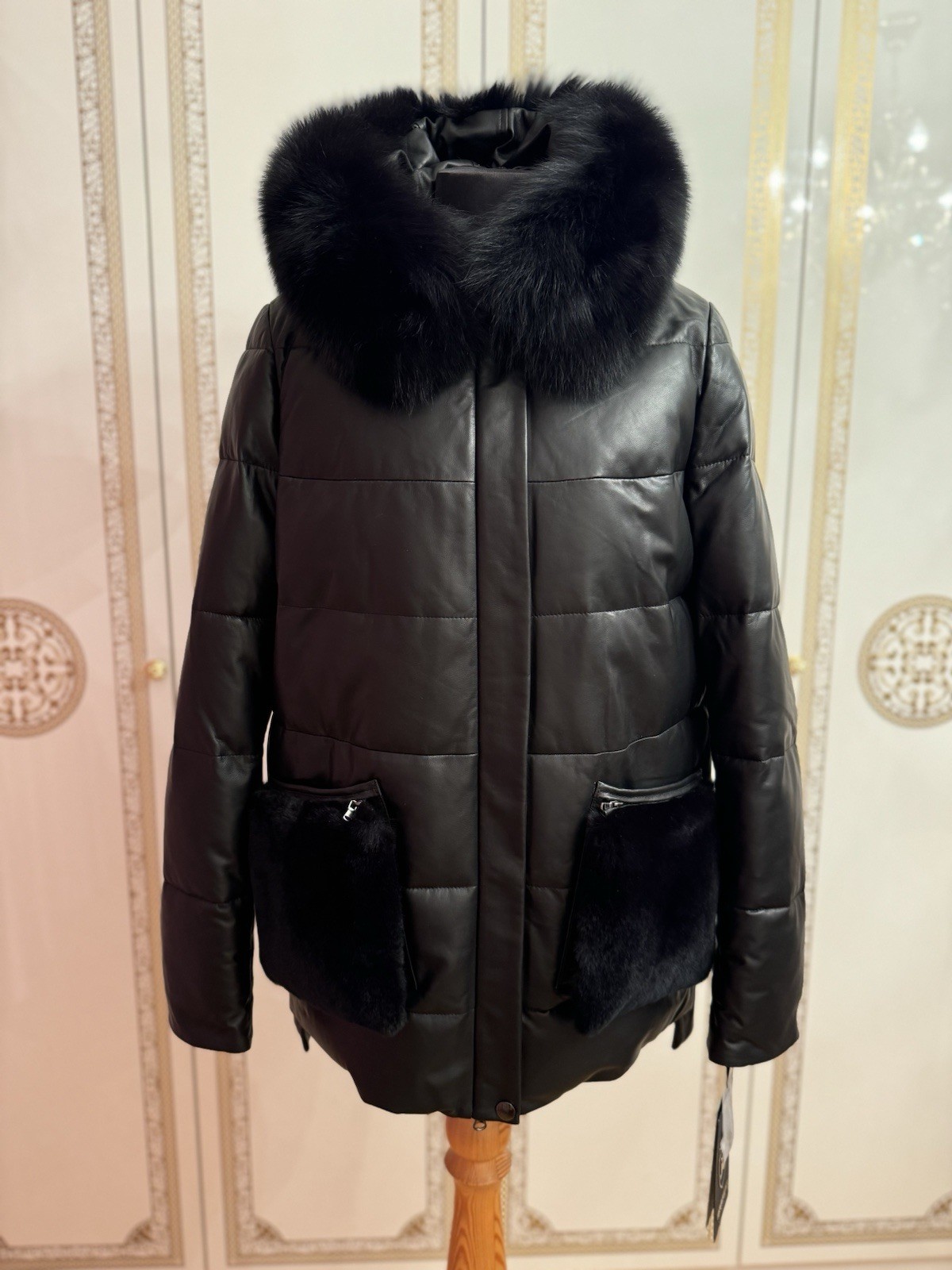 Women's insulated jacket made of genuine leather and fur. Size 54