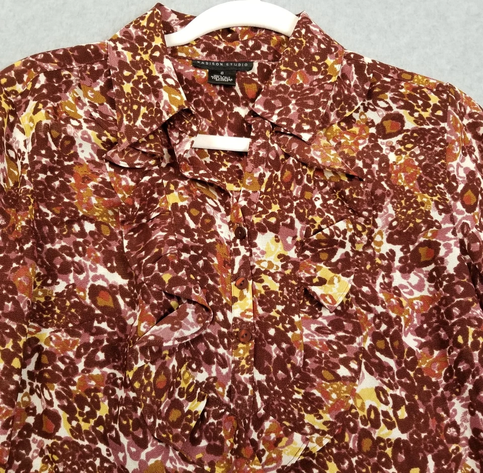 Top Madison Studio para mujer 6 volantes abstractos multicolores manga larga transparente Foto 2 de 4