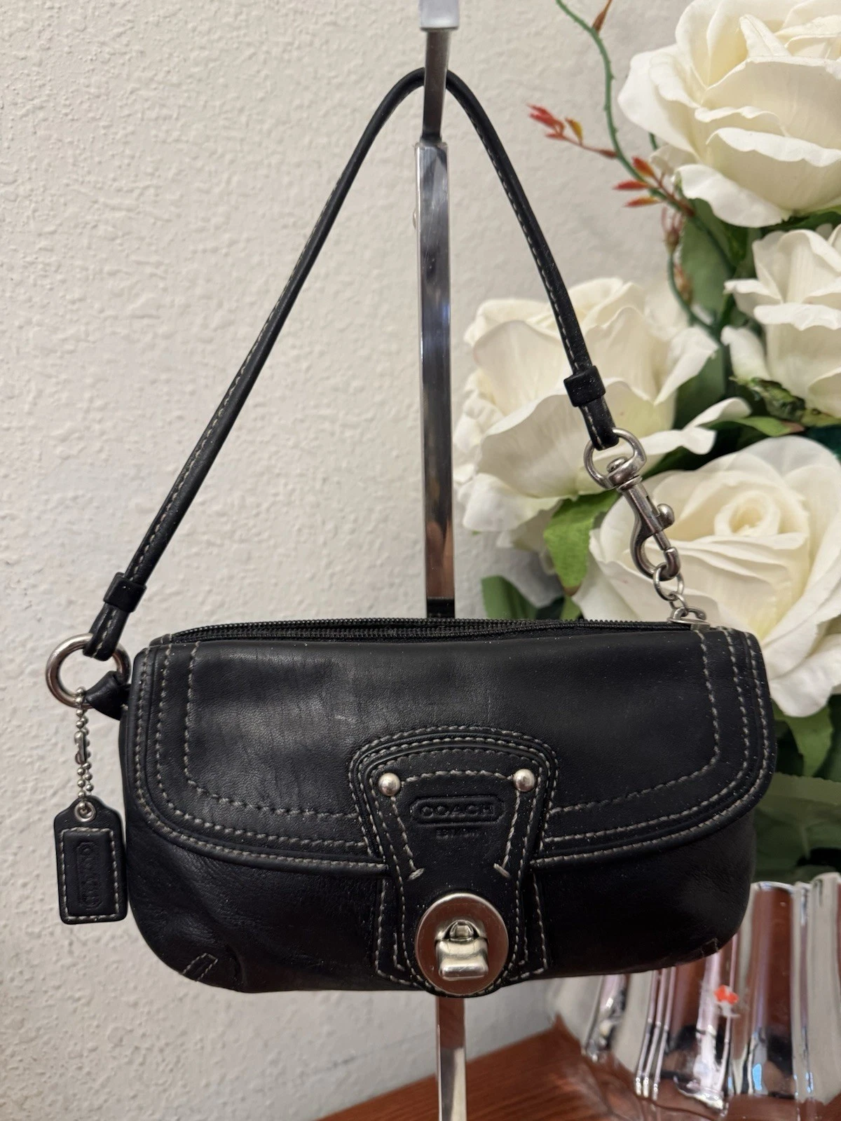 Autentico braccialetto COACH Legacy Capacity in pelle nera chiusura girevole tasca zip superiore
