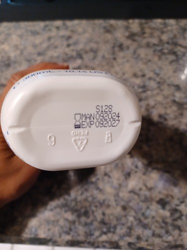 Mustela Nourishing Cleansing Hair and Body Gel w/ Cold Cream For Dry Skin 09/27 - Picture 3 of 3