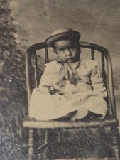Raro TIPO TINTE BEBÉ AFROAMERICANO de la década de 1870 en silla vieja y telón de fondo interesante