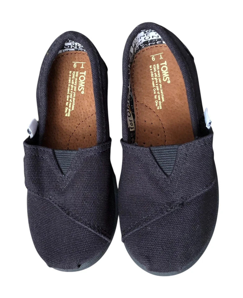TOMS 学步儿童男孩女孩 9 T 码黑色帆布低帮平底鞋 — 第 2/4 张图片