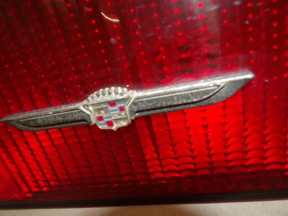 LH LUZ TRASERA LADO CONDUCTOR MONTAJE LÁMPARA CADILLAC CIMARRON 1982-1983 SIN MOLDURA DORADA Foto 2 de 4