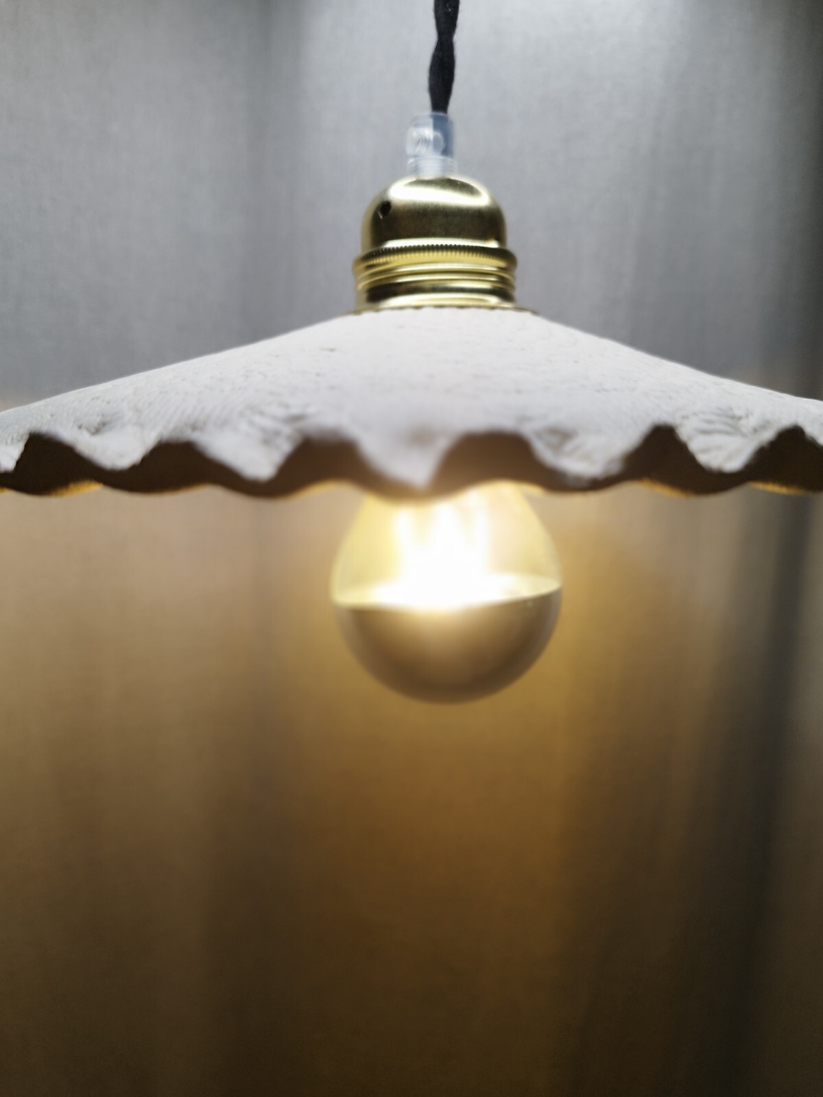 Faïence baladeuse fait main crème : lustre suspension pour éclairage design