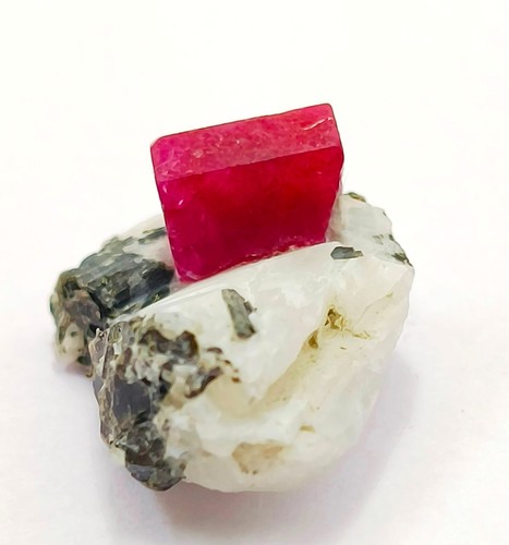 33 Cts Natural Kashmire Red Ruby Crystal Specimen Rough Loose Gemstone N99 - Picture 4 of 4