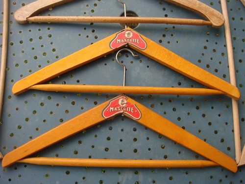 Lot de 7 cintres anciens bois - Foto 2 di 10