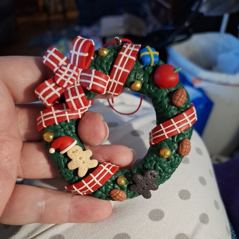DECORATED RESIN 3.5” WREATH ORNAMENT UNBRANDED (CB1361)