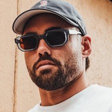 Luxurious unisex rectangle sunglasses featuring a refined designer aesthetic..