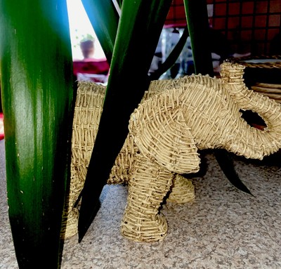 Imitat geflochten Rattan Modell Resin Glückselefant.  11  X 3.9  X 7  (L.W. H.)