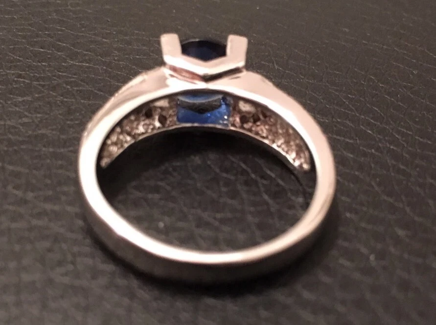 Anillo de cóctel de circón blanco y circonita enchapada de ley .925 8 BN Foto 4 de 4