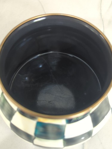 Tetera MacKenzie-Childs Courtly Check esmaltada en blanco y negro  - Imagen 5 de 9