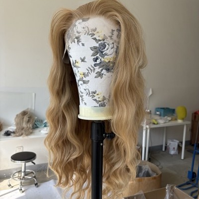 Long Wavy Aschblond 13x4 Lace-Frontal-Perücken Hitzebeständiges Haar