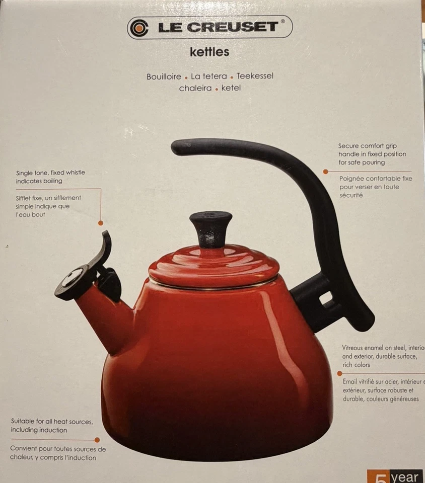 Le Creuset 1,6 qt Crisenth Christmas Kettle NUEVO EN CAJA escritura roja y calcomanía de estrellas doradas Foto 3 de 3