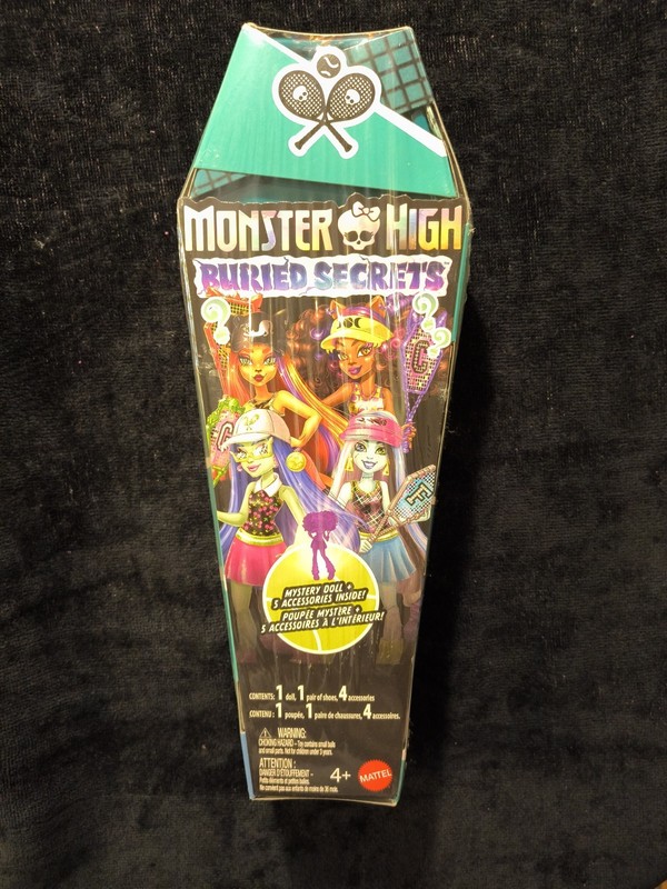 Mattel Monster High Buried Secrets Mystery Doll (1 Doll + 4 Accessories) NEW