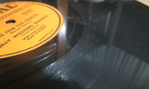 78RPM Coral Billy Williams - Hug, Kiss, Squeeze You /Smoke Cigarette V+VV+ crack - Bild 1 von 8