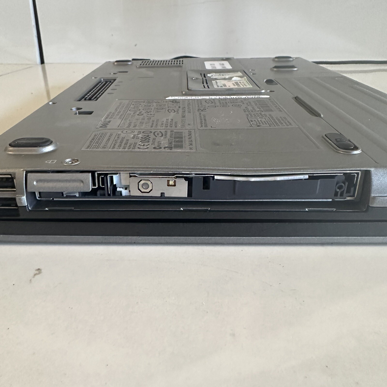 14” Dell Latitude D620 Laptop Intel Core 2 Duo Scraps/Salvage - Picture 9 of 9