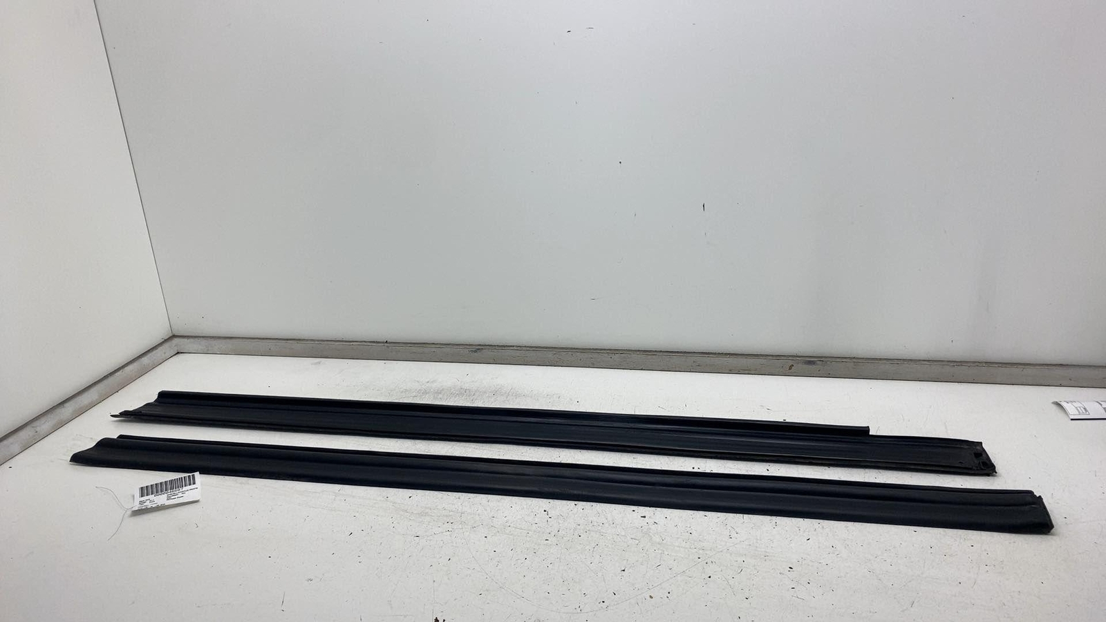 2022-2024 Rivian R1T Side Skirt Rocker Panel Mold Seal Assembly Pair