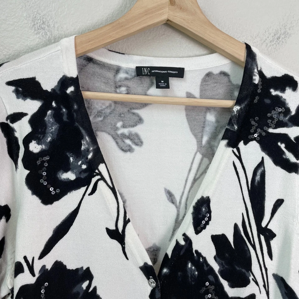 I.N.C. Suéter cárdigan mediano con botones florales International Concepts para mujer Foto 2 de 4