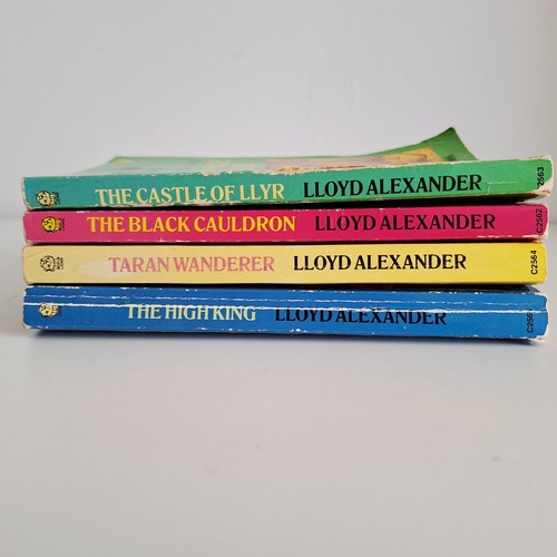 4 x The Black Cauldron Vintage Paperback Books Lloyd Alexander Disney - Picture 11 of 14
