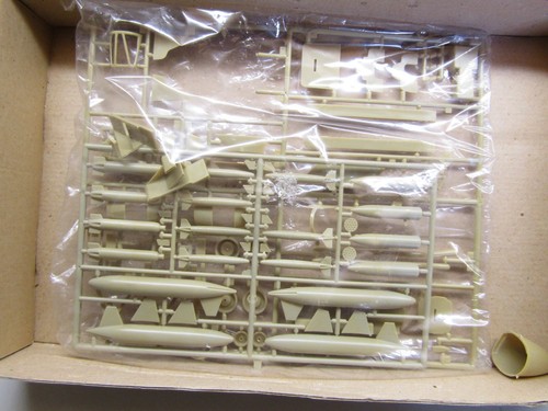 ESCI 1:48 Scale Panavia 200 Tornado M.R.C.A. model kit # 4003:4000 - Picture 9 of 12