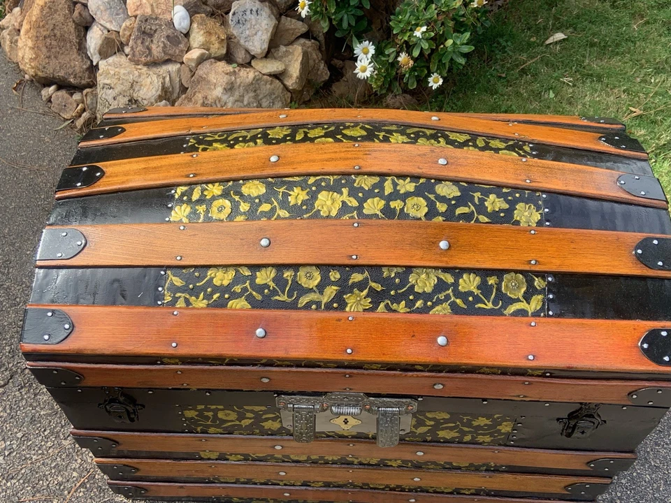 Antiguo baúl de vapor victoriano con cúpula superior con bandeja y compartimento superior Foto 2 de 4