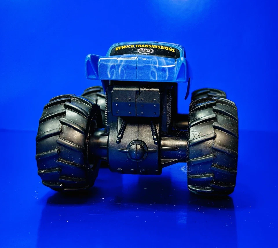 AVENGER MONSTER JAM HOT WHEELS REV TREDZ FRICTION ACTION BLUE PLASTIC 2010. - Image 4 of 4