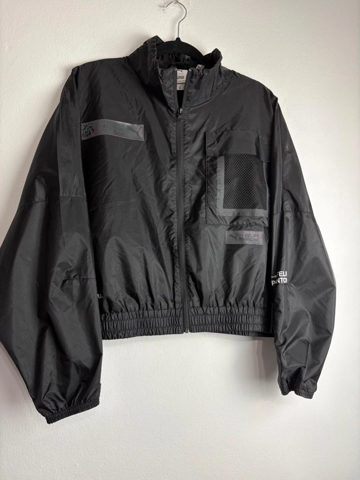 Chaqueta cortavientos Puma X Felipe Pantone negra para mujer XL PRECIO DE VENTA SUGERIDO POR EL FABRICANTE $180 Foto 3 de 4