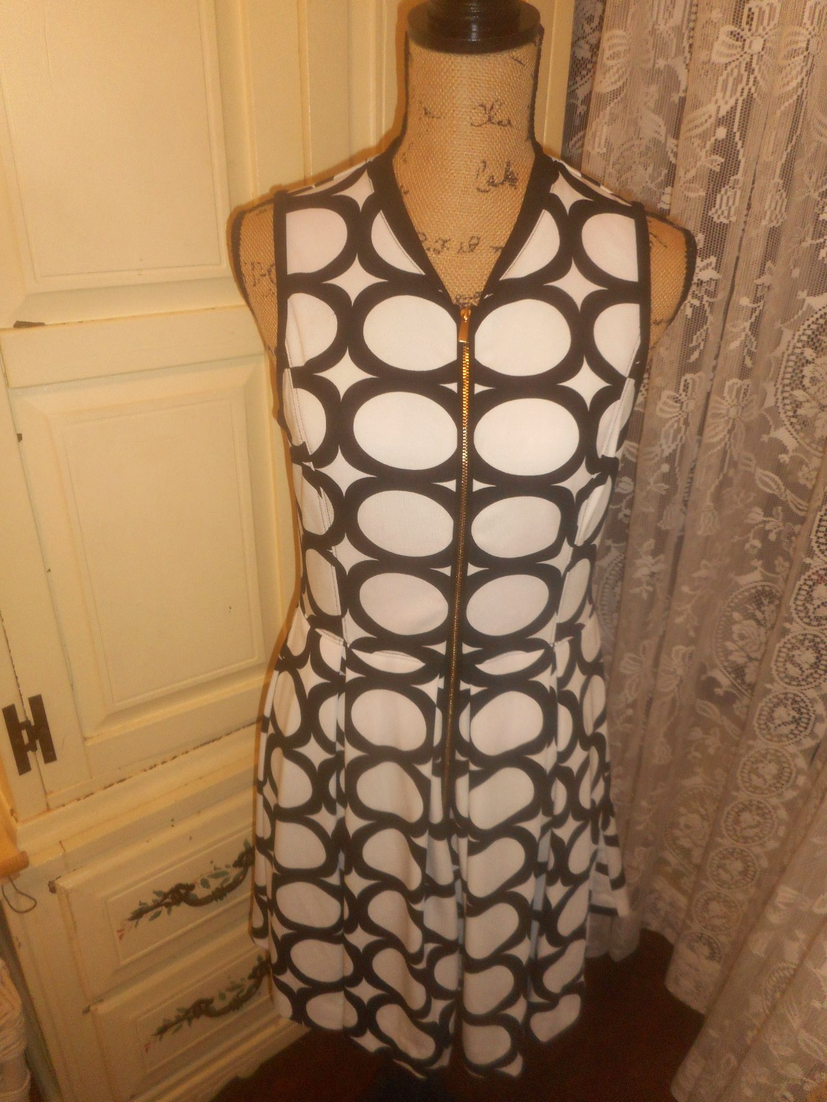 BOSTON  PROPER  FIt & FLARE   BLACK & WHITE  SLEEVELESS DRESS   FRONT  ZIPPER  8