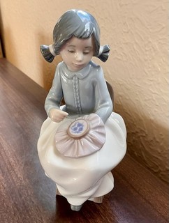 Nao von Lladro 1123 Counting Stitches Figur junges Mädchen mit Stickerei