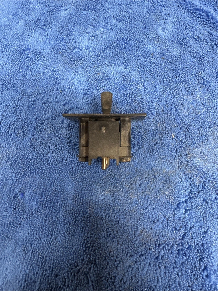 Interruptor de descongelación GM Defog usado OEM sin probar retirado de un Oldsmobile Omega 77 Foto 3 de 4