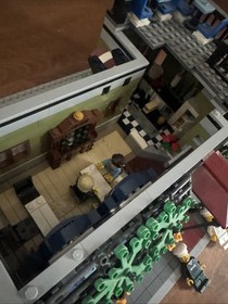 LEGO Creator Expert Parisian Restaurant 10243 Modular Buildings Set Minifigures