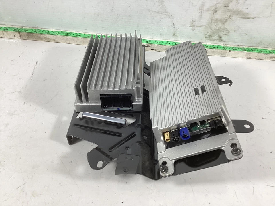 Amplificador de radio BMW X3 2011-2014 y módulo de cámara de reversa de visión trasera 925935602 OEM. Foto 2 de 4
