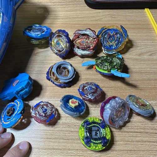 Lotto Beyblades Giocattolo Tornado Pezzi Metallo Lancia Spinner Arena GRANDE PACCHETTO ⭐️ - Foto 7 di 11