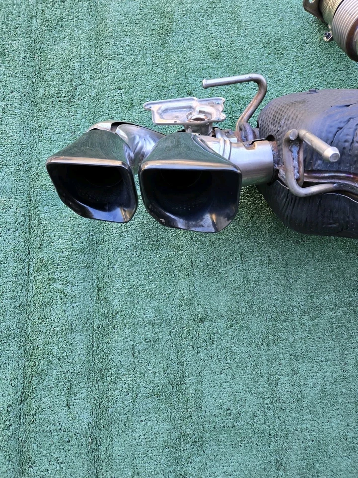 Chevrolet Corvette C8 OEM Z51 Performance escape puntas negras Foto 4 de 4