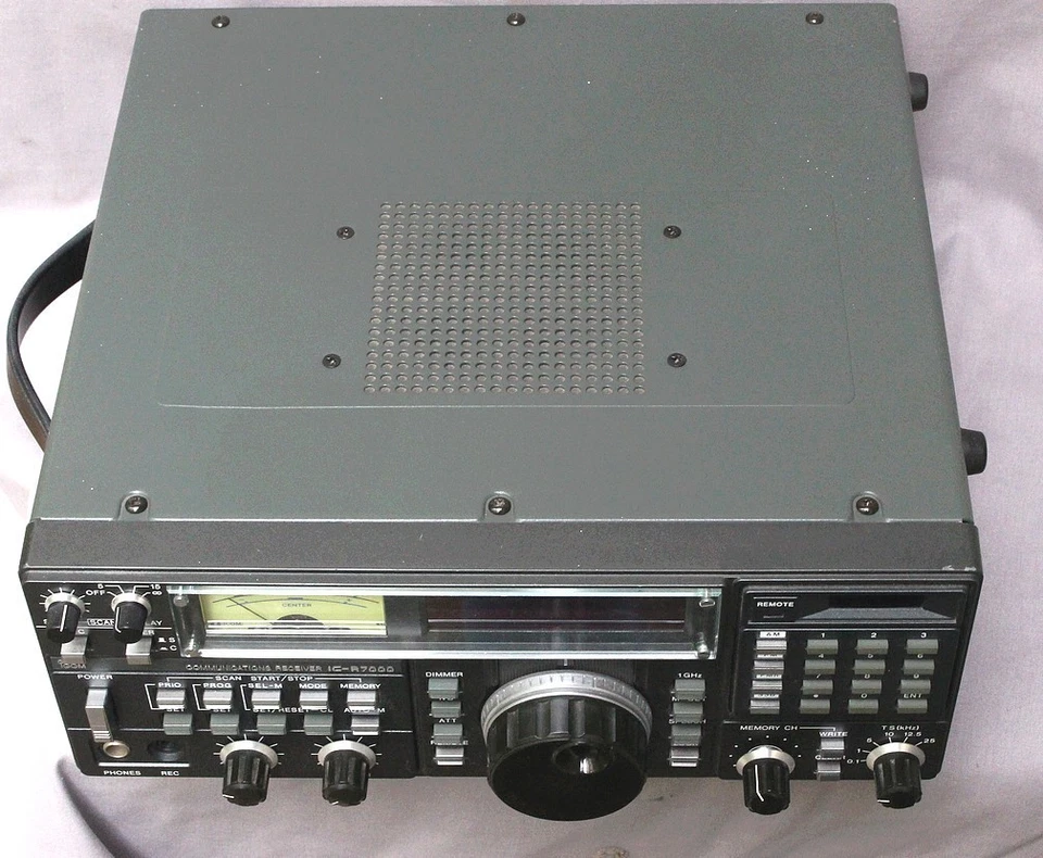 con video funzionante: ricevitore radioamatore ICOM IC-R7000 PULITO HF, VHF, UHF - Immagine 4 di 4