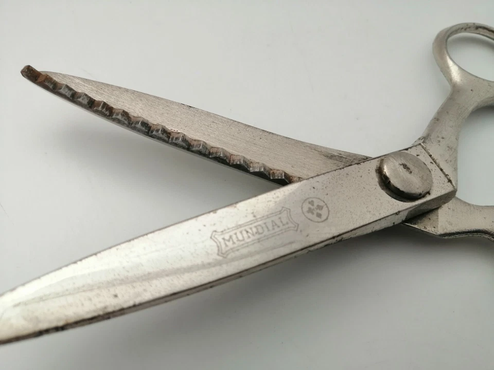 Vintage 60´s "Mundial" Tailor's Dressmaker Steel Scissors 85mm Serrated Blades  - Image 4 of 4