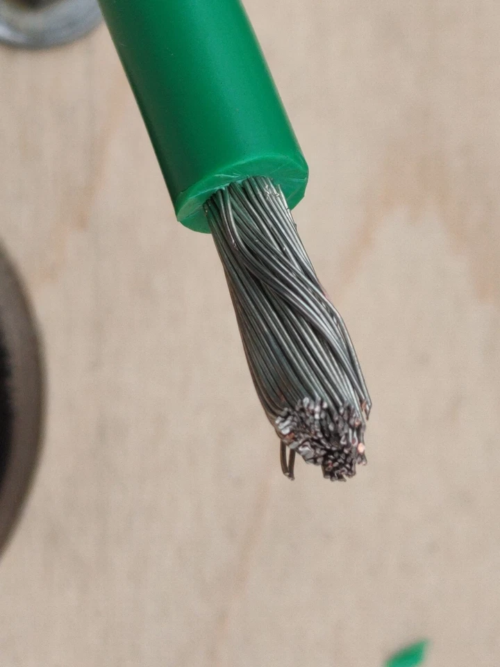 Alambre de conexión estañado, carrete de 100', 6 AWG, verde 128 hilos Foto 3 de 4