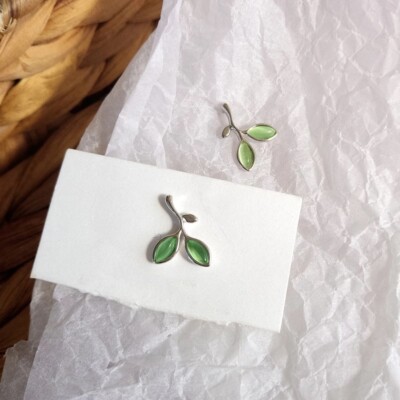 Mori Baum Ast Ohr Nagel Katzenauge Ohrstecker klein süß grün Schmuck Geschenk
