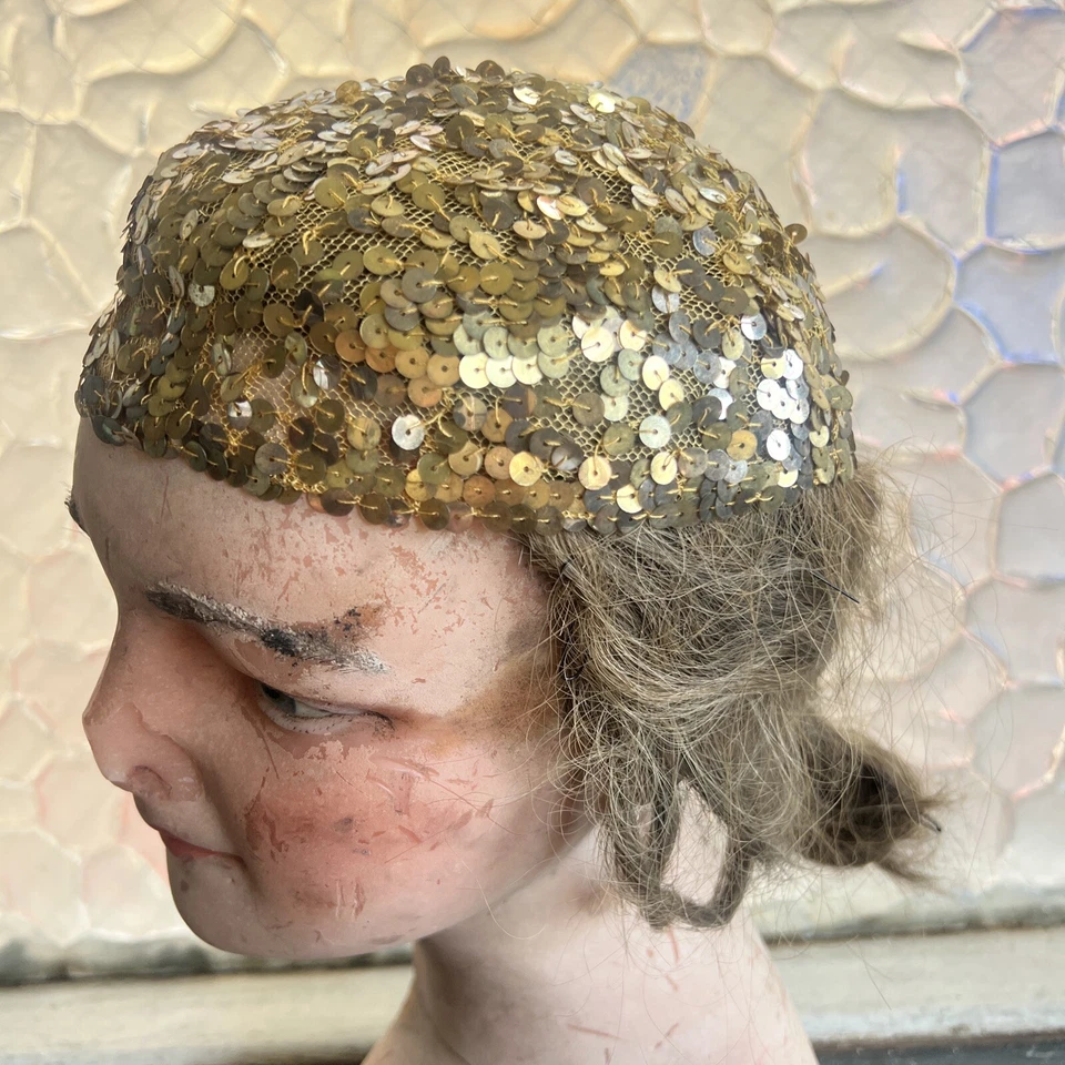 De colección 1930 Lentejuelas Doradas sobre Malla Crema Tul Sombrero Tocado Gorro Showgirl Foto 2 de 4