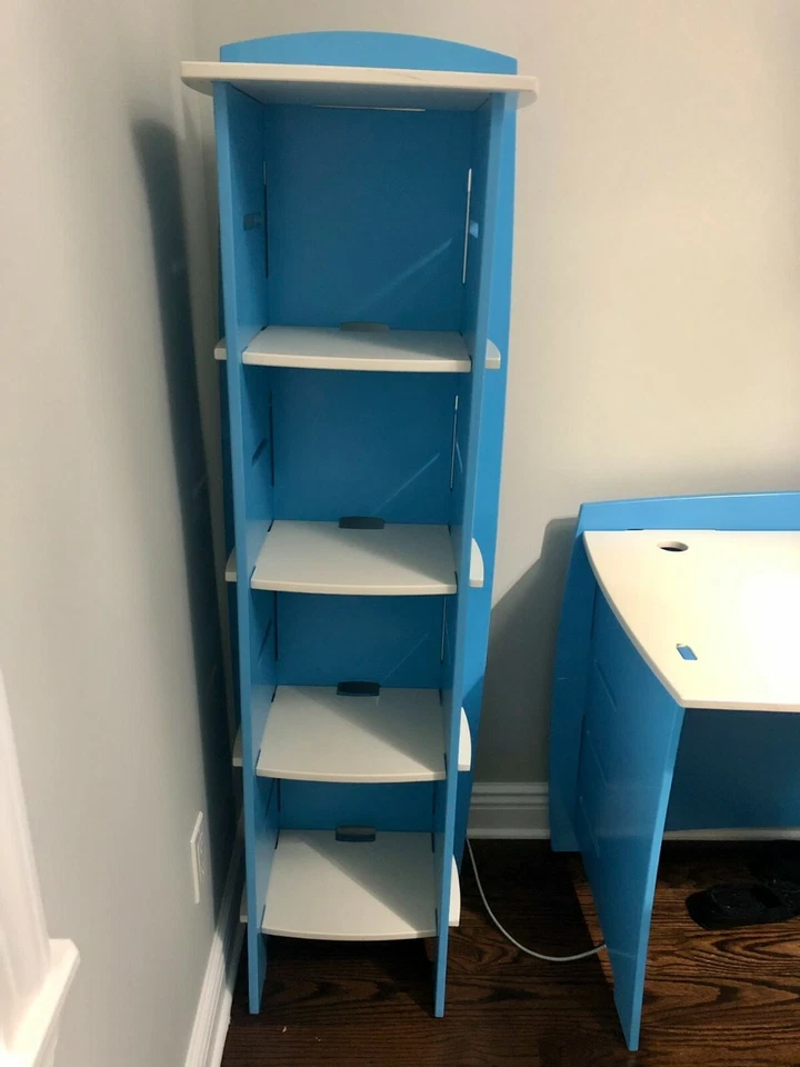 Полный комплект детского стола синий и белый с книжной полкой и компьютерным креслом - Изображение 4 из 4