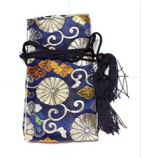 Sac épée japonais katana brocart bleu marine fleuri pompon noir 130 x 10 cm