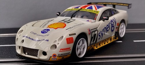 Neu in OVP 1:32 = Scalextric TVR Tuscan 400R "CDL RACING" SYNERGY #27 C2590