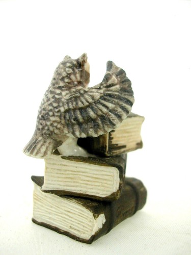 K482 KLIMA MINIATURE EN PORCELAINE CHOUETTES CHOUETTE SUR VIEUX LIVRES N° 15 OW - Picture 2 of 2
