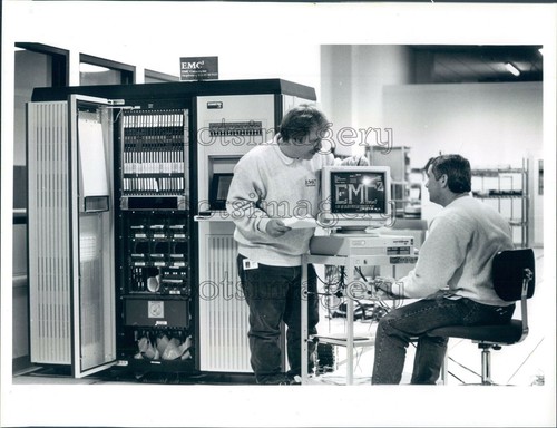1995 Press Photo EMC Operation Techs With Computers Hopkinton MA - 第 1/2 張圖片